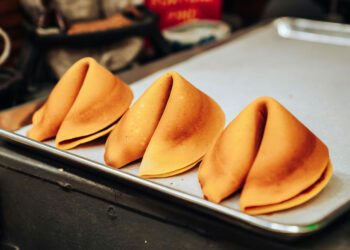 from-dough-to-delight-discover-the-artistry-of-the-talented-baker-behind-instagrams-colorful-creations