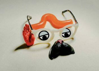 from-mini-to-mighty-how-an-artists-funny-interventions-transform-the-urban-landscape