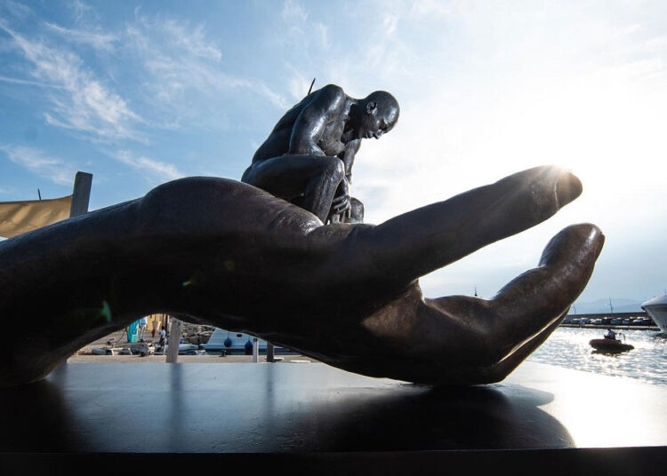 the-artistry-of-lorenzo-quinn-a-close-look-at-the-most-creative-hand-sculpture-of-our-time