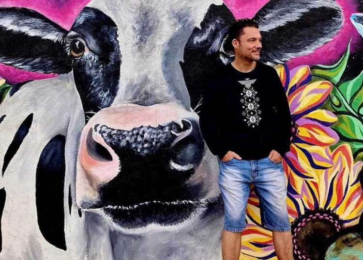 discover-the-captivating-cityscape-paintings-by-artist-howard